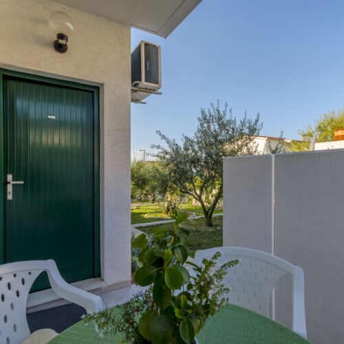 Apartament la parter cu aer condiționat cu 2 camere pentru 4 pers.