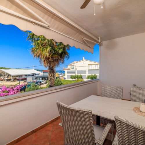 Apartament cu aer condiționat cu vedere spre mare cu 3 camere pentru 5 pers.