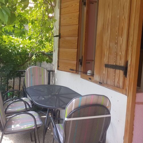 Apartament la parter cu aer condiționat cu 3 camere pentru 6 pers.