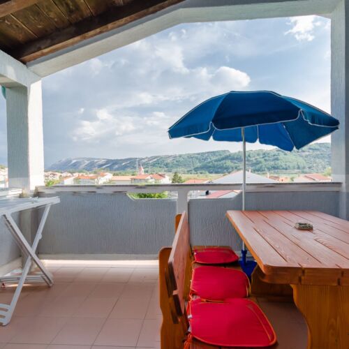 Pogled na vrt Na katu apartman za 6 osoba(e) sa 3 spavaće(om) sobe(om)