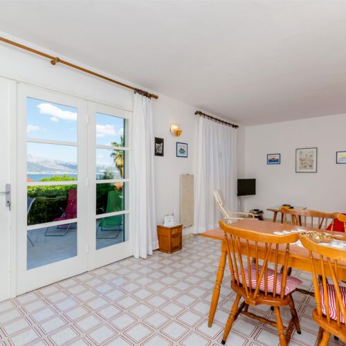 Apartament cu aer condiționat cu vedere spre mare cu 2 camere pentru 4 pers.