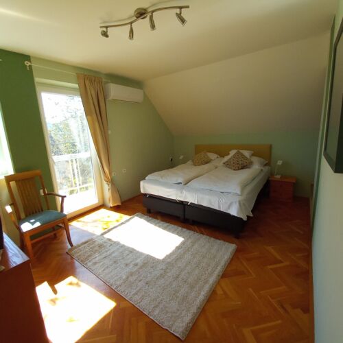 Upstairs Mansard 4-Room Apartment for 10 Persons