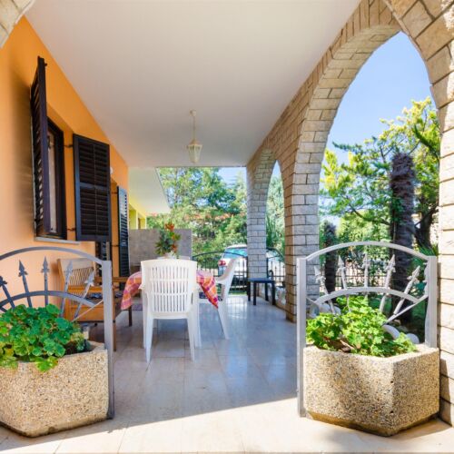 Apartament la parter cu aer condiționat cu 2 camere pentru 4 pers.