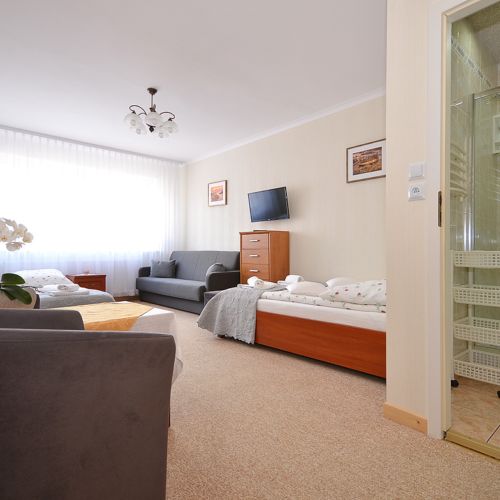 Pokój 4-osobowy z balkonem z widokiem na ogród