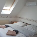 Emeleti légkondicionált kétágyas szoba (pótágyazható)