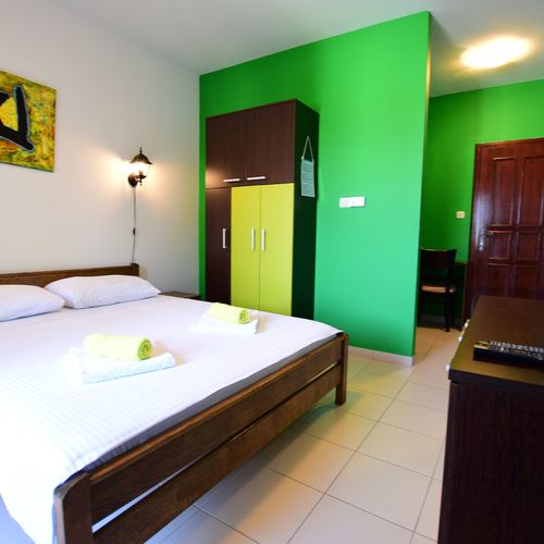 Camera dubla confort cu vedere spre curte