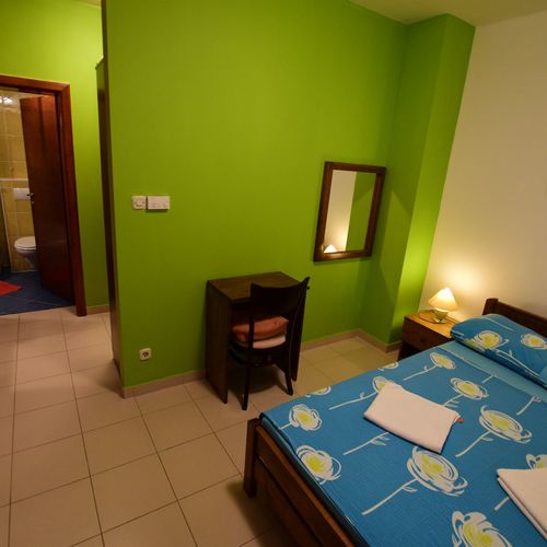 Camera single junior cu vedere spre curte