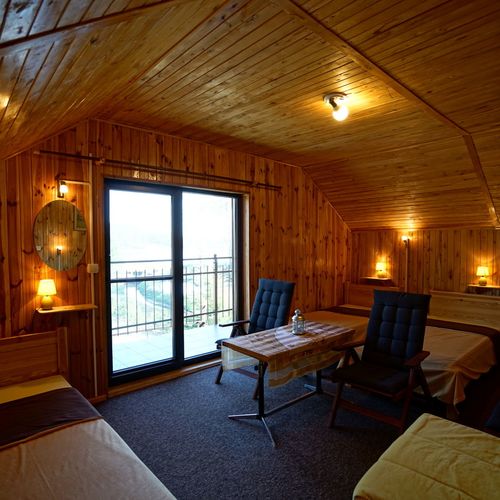 Camera cvadrupla cu vedere spre lac a