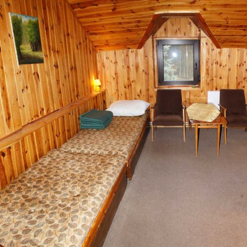 Camera twin cu vedere spre pădure b