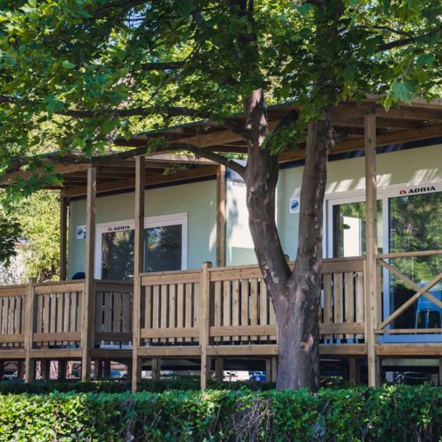 Apartament cu terasă cu vedere spre lac cu 2 camere pentru 4 pers.