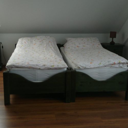 Camera twin la etaj cu vedere spre curte (se poate solicita pat suplimentar)