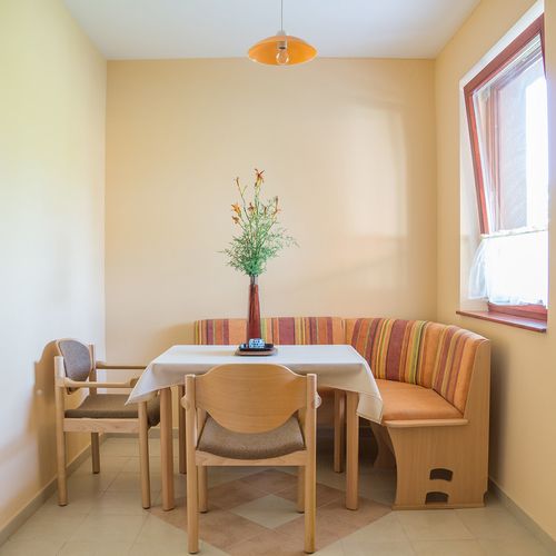 Apartament 2-osobowy na parterze z widokiem na ogród z 1 pomieszczeniem sypialnianym (możliwa dostawka)