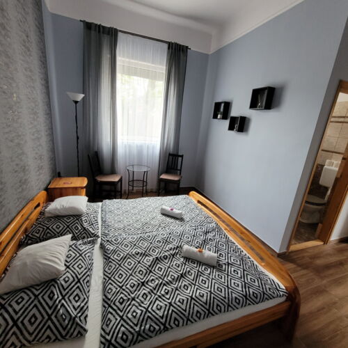 Camera dubla cu vedere spre curte