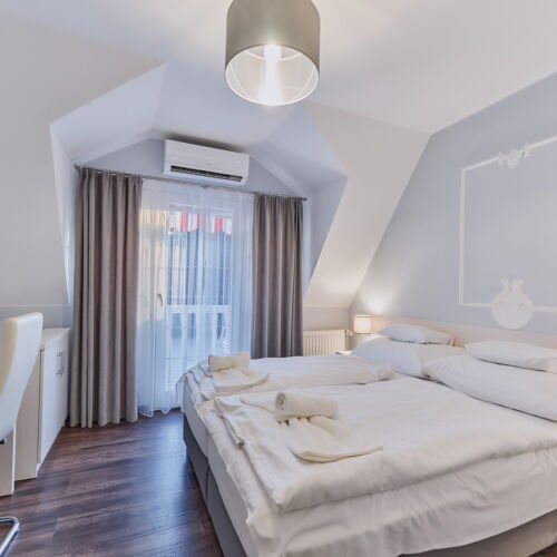 Camera cvadrupla family la etaj