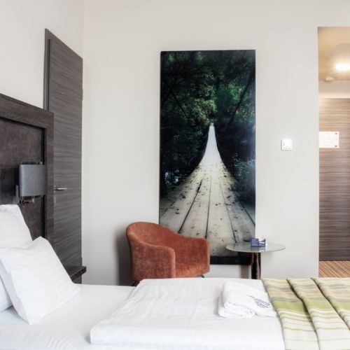 Camera cvadrupla familial(ă) comunicantă