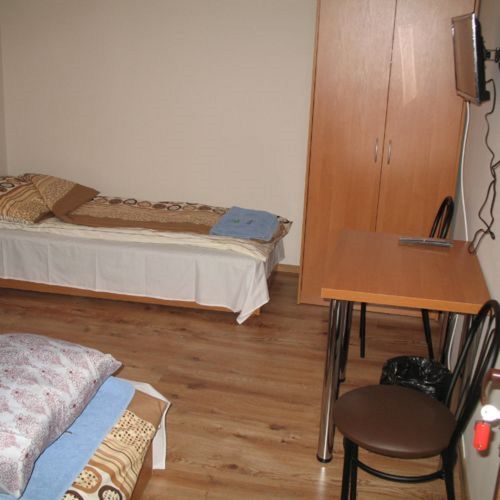 Camera cvadrupla standard familial(a)