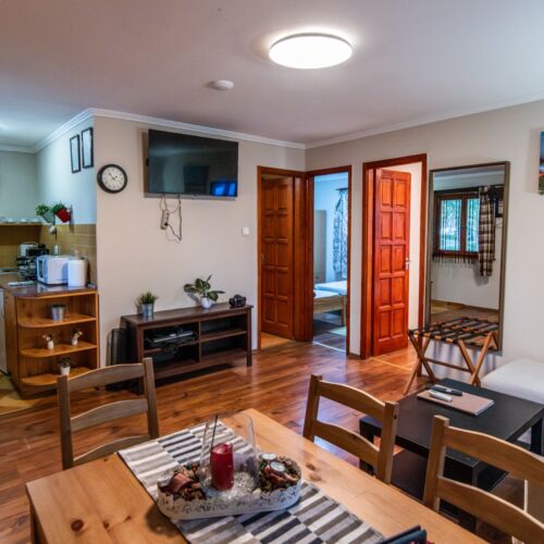 Apartament la parter cu vedere spre lac pentru 6 pers. (se inchirieaza doar integral) (se poate solicita pat suplimentar)