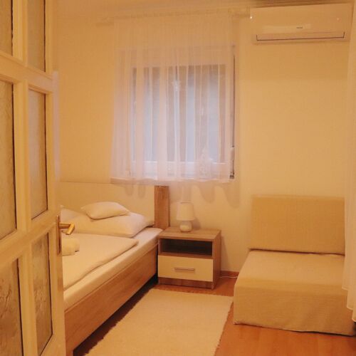 Parkra néző földszinti 2 fős apartman 1 hálótérrel (pótágyazható)