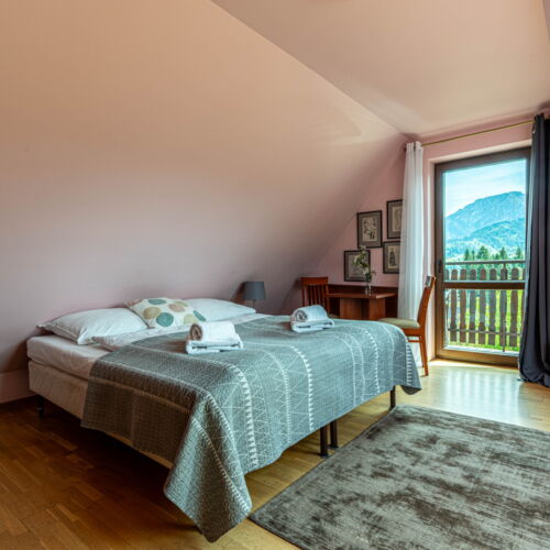 Camera tripla cu balcon cu vedere spre munte