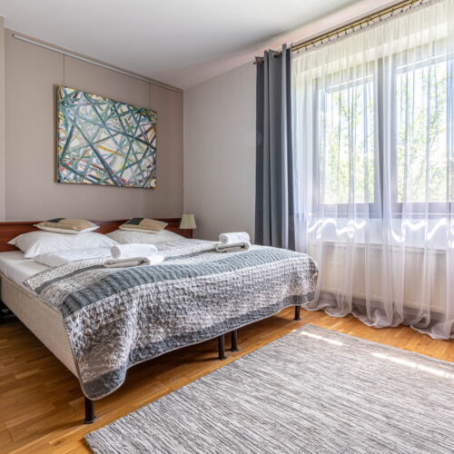 Camera twin cu baie cu duș