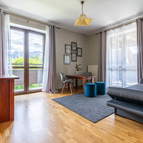 Apartament cu balcon cu vedere spre munte cu 1 camera pentru 4 pers.