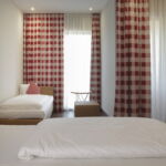 Balkonos Premium franciaágyas szoba (pótágyazható)