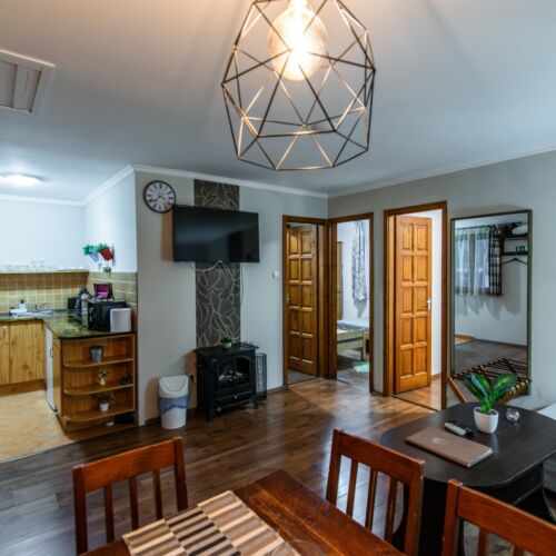 Apartament la parter cu vedere spre grădină pentru 6 pers. (se inchirieaza doar integral) (se poate solicita pat suplimentar)