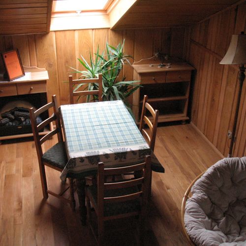 Apartament la etaj cu vedere spre curte pentru 4 pers. (se inchirieaza doar integral) (se poate solicita pat suplimentar)