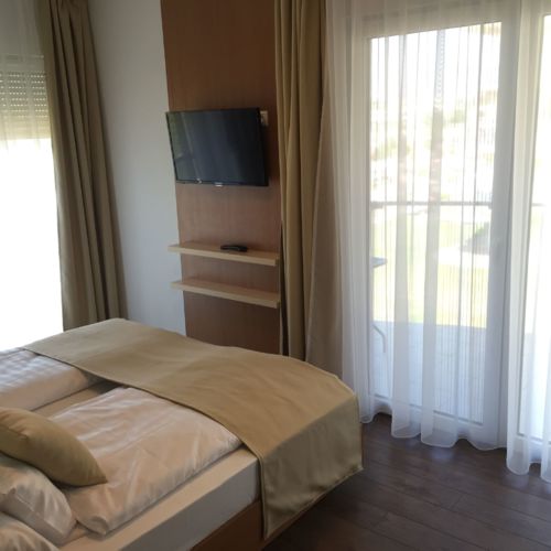 Apartman s manželskou postelí s 1 ložnicí s výhledem na jezero na poschodí