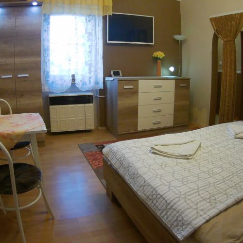 Apartament la parter cu aer condiționat pentru 2 pers. (se inchirieaza doar integral)