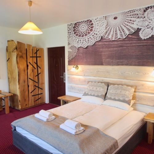 Apartament 2-osobowy na piętrze z łazienką z 1 pomieszczeniem sypialnianym (możliwa dostawka)