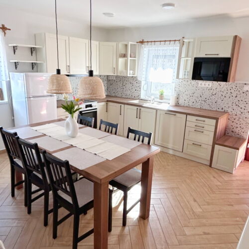 Apartament familial(ă) întreaga unitate pentru 8 pers. (se inchirieaza doar integral) (se poate solicita pat suplimentar)