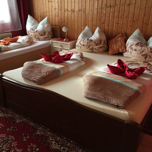 Pokoj se společnou koupelnou pro 3 os. na poschodí