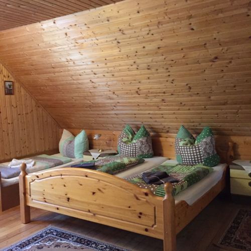 Pokoj se společnou koupelnou pro 4 os. na poschodí