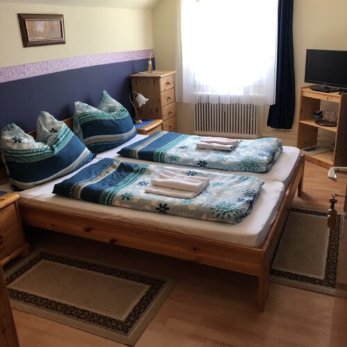 Pokoj se společnou koupelnou pro 2 os. na poschodí