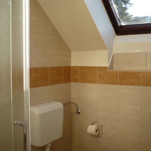 Apartament cu baie comuna cu 2 camere pentru 4 pers. (se poate solicita pat suplimentar)