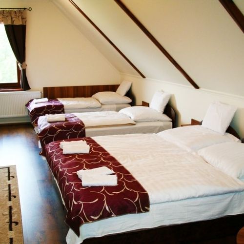 Camera tripla la etaj (se poate solicita pat suplimentar)