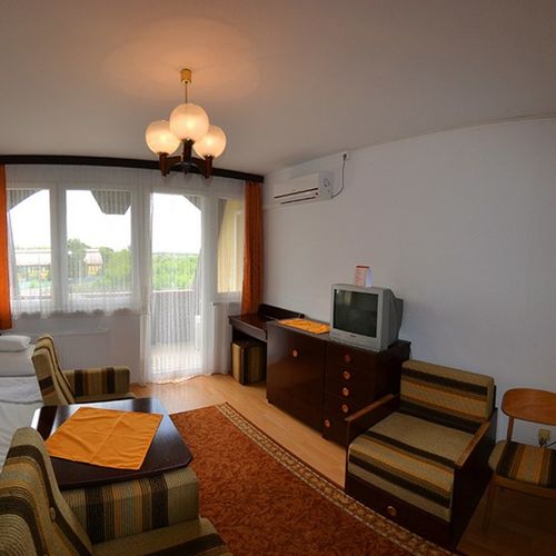 Twin Room with LCD/Plasma TV and Kitchen (extra bed available)