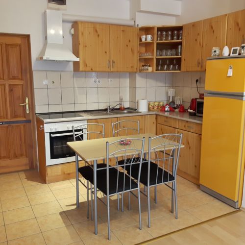 2-Zimmer-Apartment für 4 Personen im Dachgeschoss mit Aussicht auf den Hof