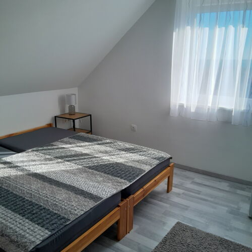 Apartament la etaj cu vedere spre lac cu 2 camere pentru 5 pers.