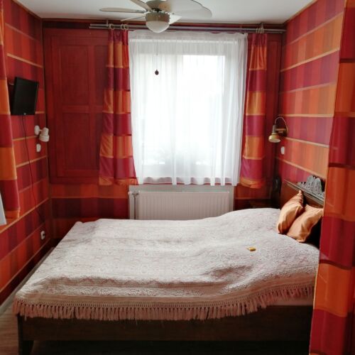 Pokoj s balkónem s manželskou postelí na přízemí