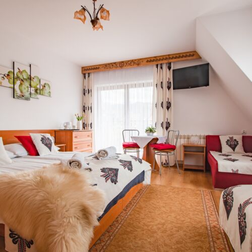 Pokój 4-osobowy z balkonem z widokiem na góry