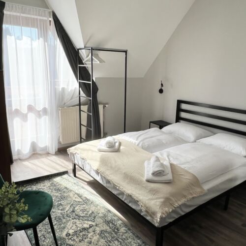 Queen Pokoj s balkónem s manželskou postelí