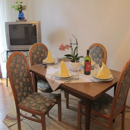 Apartament cu vedere spre grădină cu vedere parțială spre mare cu 2 camere pentru 4 pers.