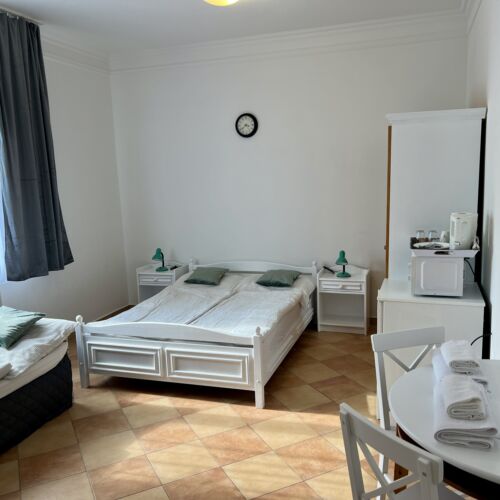 Pokój 2-osobowy na parterze z widokiem na dziedziniec (możliwa dostawka)