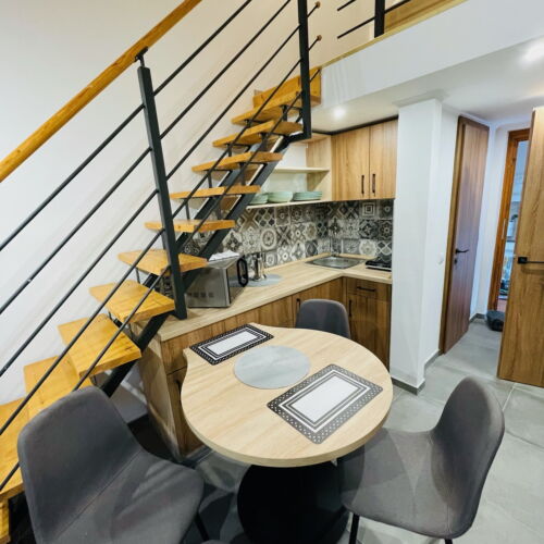 Apartament la etaj pentru 4 pers. (se inchirieaza doar integral)