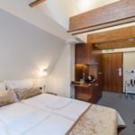 Pokoj s manželskou postelí s panoramou v podkroví