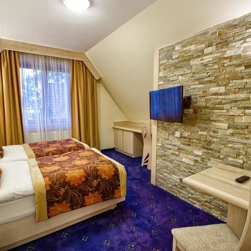 Camera cvadrupla premier la etaj