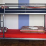 Camera single pat in dormitor comun cu 4 X paturi la parter