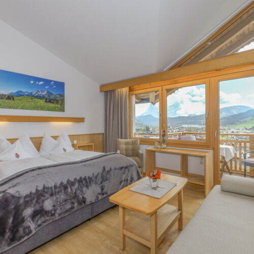 Camera dubla superior cu balcon (se poate solicita pat suplimentar)